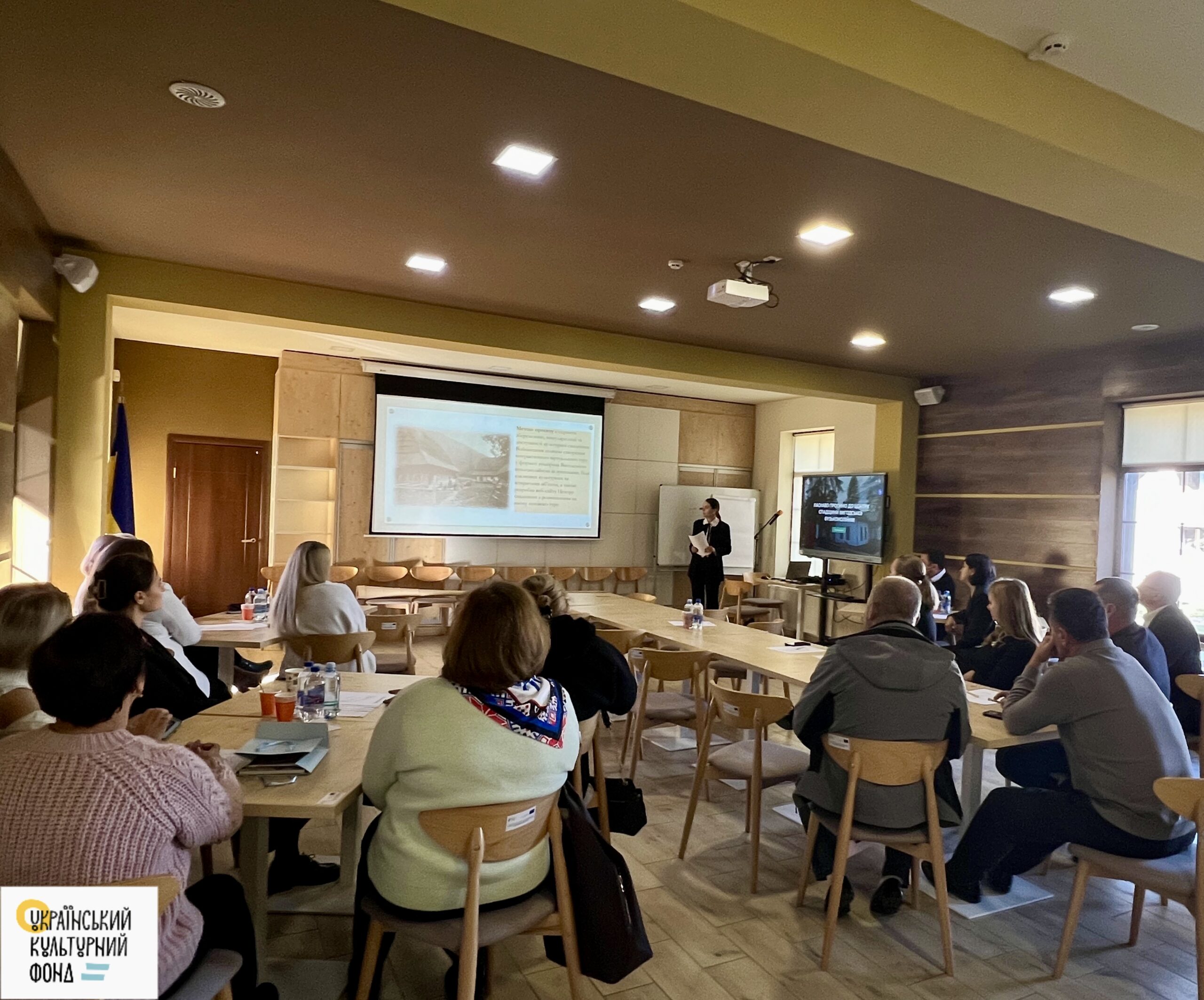 фотографія з заходу, на які знаходяться люди в залі