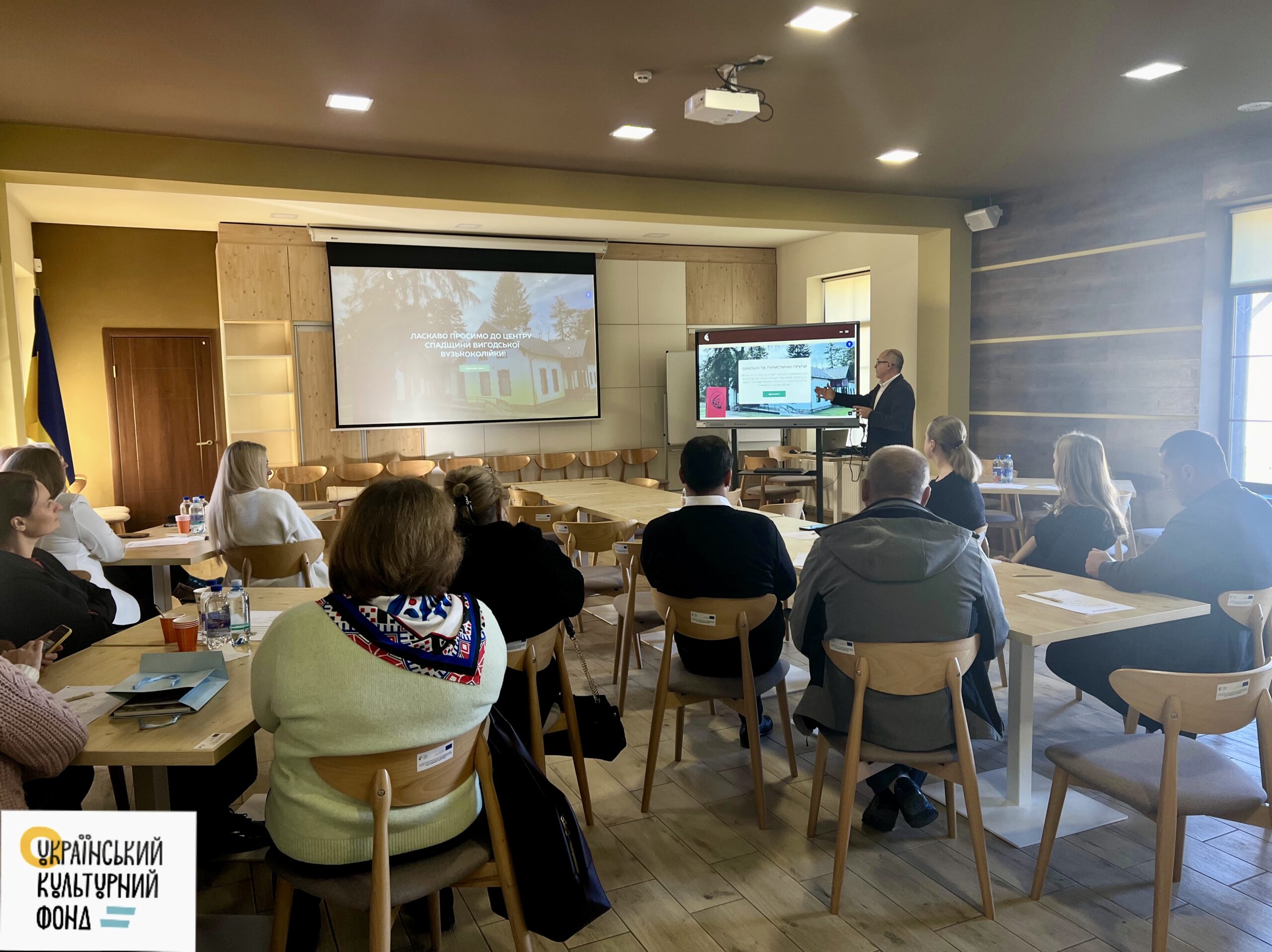 фотографія з заходу, на які знаходяться люди в залі